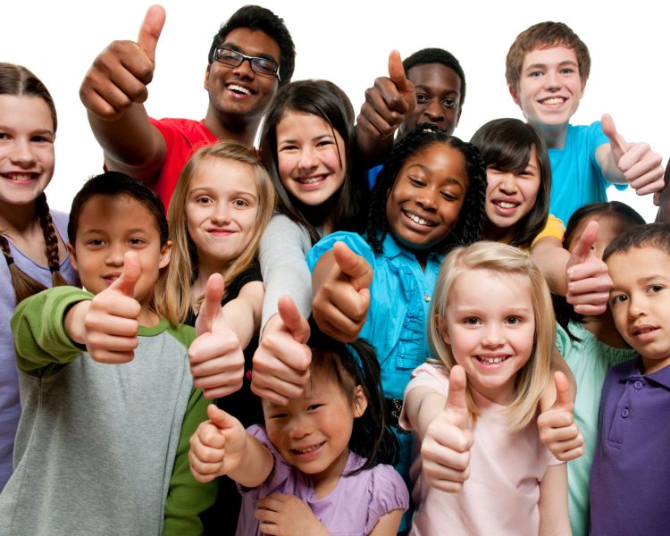 verschiedene Jugendliche mit Daumen hoch