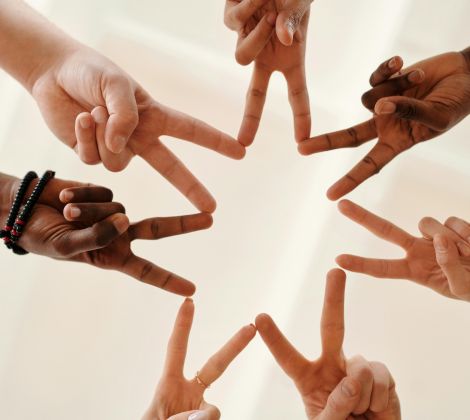 6 Hände die mit Peacezeichen gemeinsam einen Stern bilden