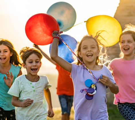 Lachende Kinder mit Ballone